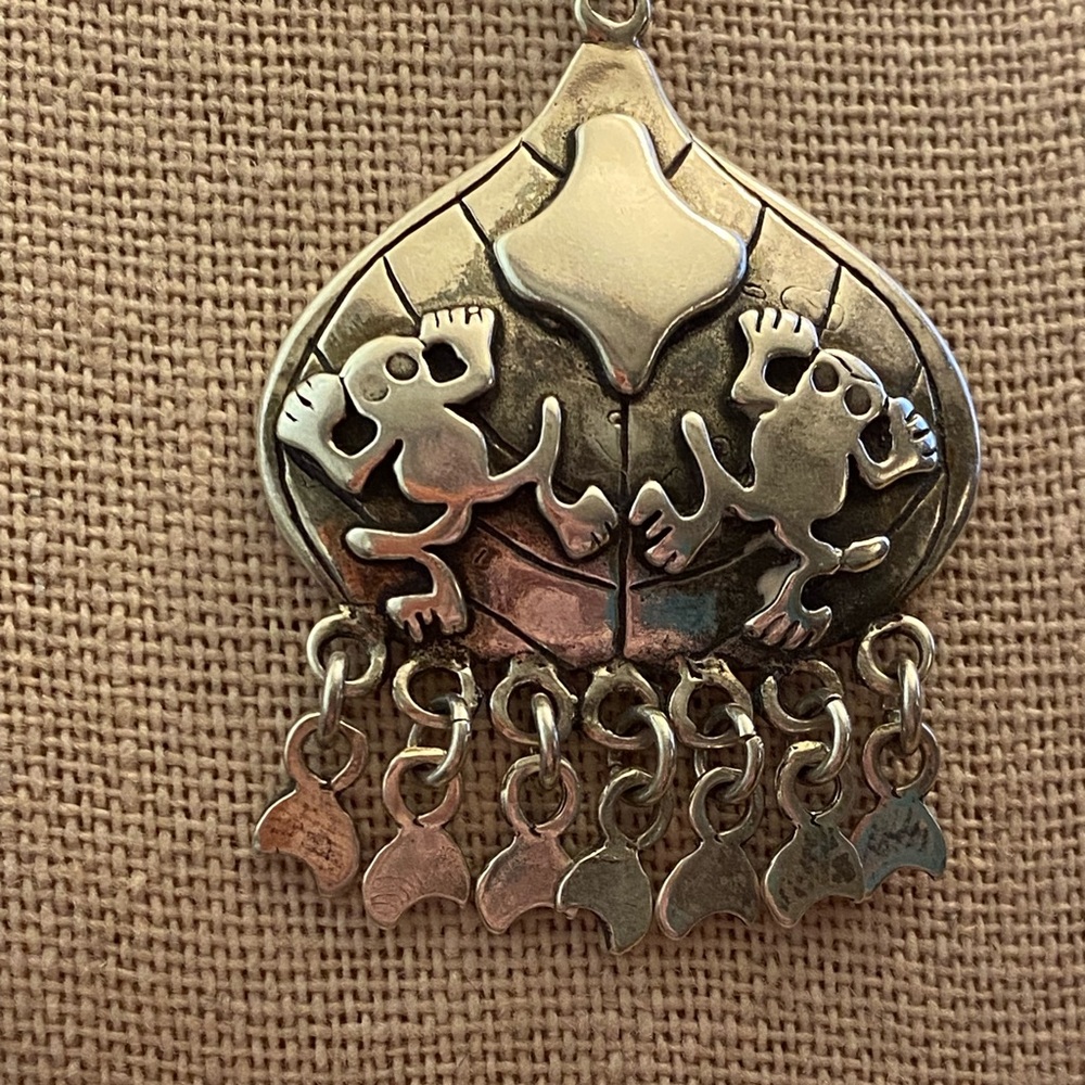 Vintage 925 Sterling Silver Frog Pendant with tassels by Gheaui - Picture 2 of 9